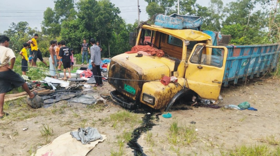  চৌদ্দগ্রামে ট্রাকের পিছনে  ধাক্কায় বাস চালক নিহত