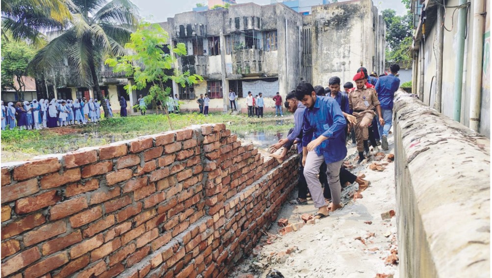 অবৈধ সীমানা প্রাচীর গুড়িয়ে দিলো বিক্ষুব্ধ শিক্ষার্থীরা  