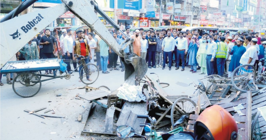 কুমিল্লাকে যানজটমুক্ত করতে  কুসিকের উচ্ছেদ অভিযান