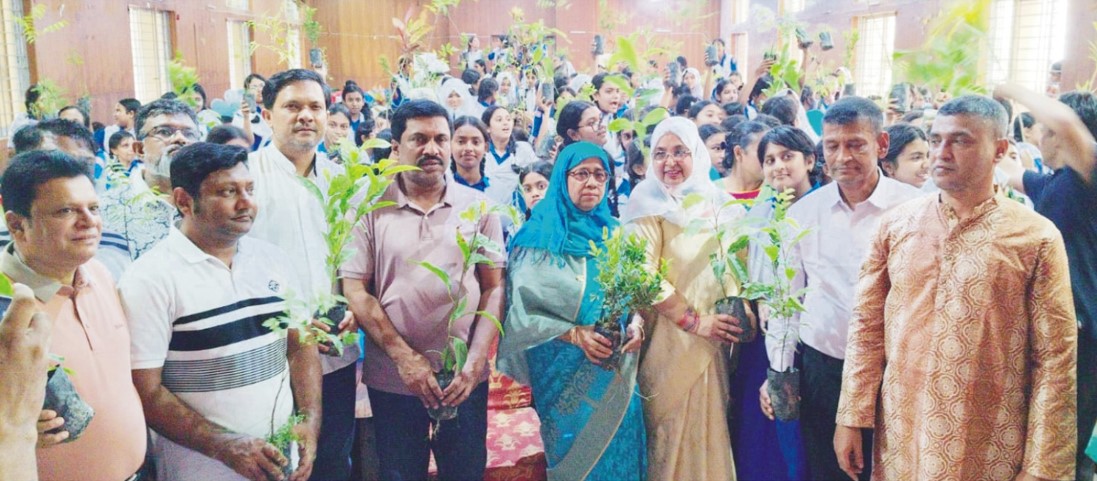   নবাব ফয়জুন্নেছা  বালিকা বিদ্যালয়ে  বৃক্ষের চারা বিতরণ