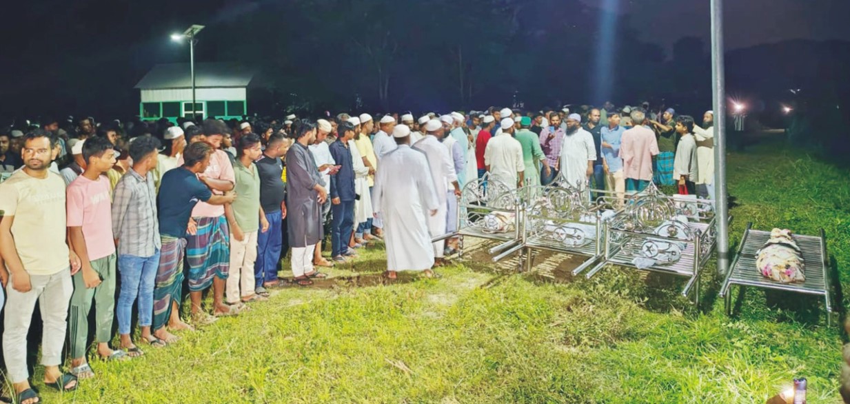   লক্ষীপুরে হত্যাকাণ্ডের শিকার মা ও তিন মেয়েকে  কুমিল্লার হোমনায় দাফন 