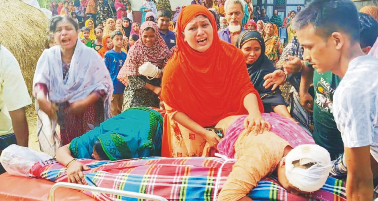  দাউদকান্দিতে পরিবারের  ৫ জনকে কুপিয়ে আহত, চিকিৎসাধীন অবস্থায় এক জনের মৃত্যু 
