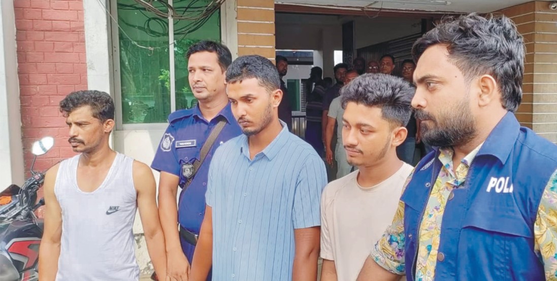   কুমিল্লায় মাদক ব্যবসায়ীদের হাতে  স্কুলছাত্র গুলিবিদ্ধ হওয়ার ঘটনায়  আরো তিনজন আটক 