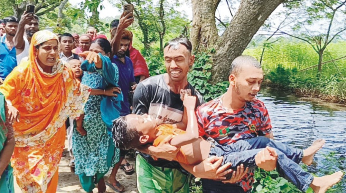   ব্রাহ্মণপাড়ায় বাঁশের  সাঁকো থেকে খালে  পড়ে শিশুর মৃত্যু