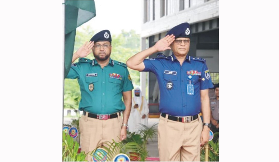  নতুন পোশাকে  পুলিশ
