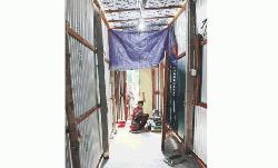  গৌরীপুরে এক শতাংশ জমিতে  ৫ ফুট চওড়া ব্যতিক্রমী বসতঘর