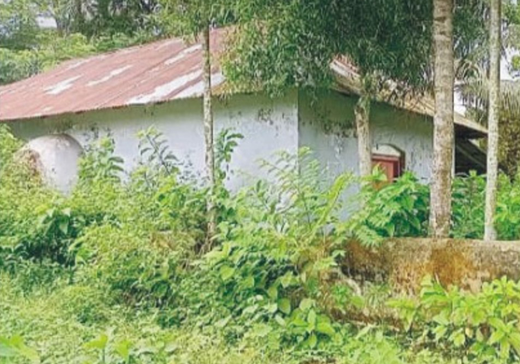 কাঁটাতারের বেড়ায়  আটকে ২০০ বছরের  পুরোনো মসজিদ