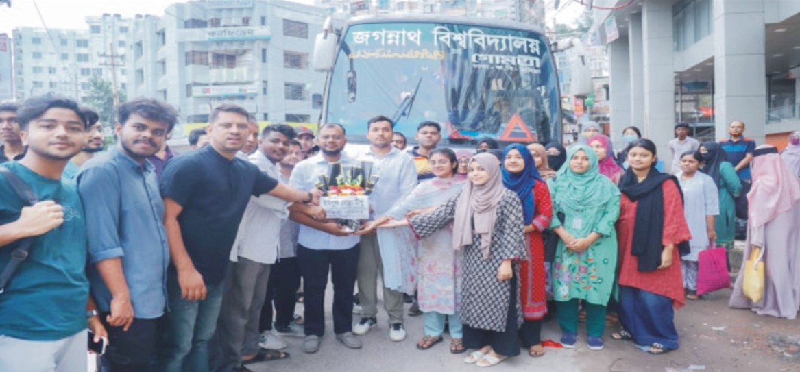 কুসিক প্রশাসকের উদ্যোগে জবি শিক্ষার্থীদের বাস সংস্কার