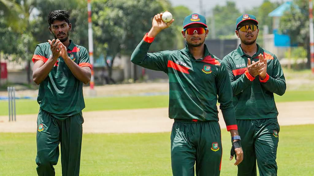 পারভেজের আবার পাঁচ, আহরার-দেবাশিসের ফিফটি