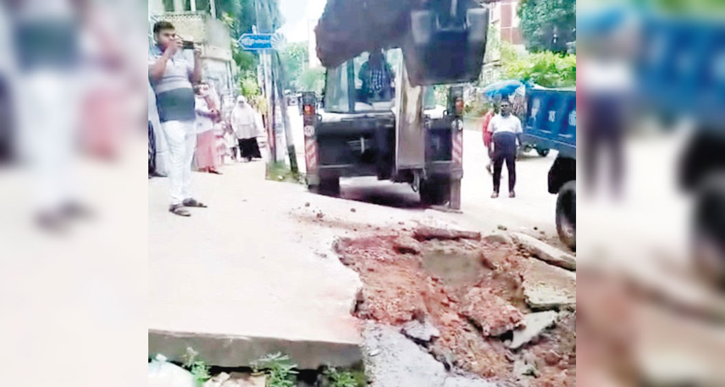 সড়ক দখল করে ভবনে সামনে ঢালুপথ তৈরি ভাঙল কুসিক