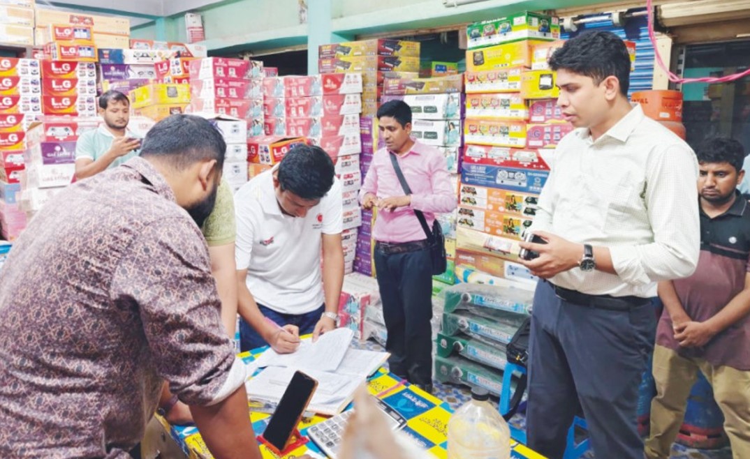  দাউদকান্দিতে জাতীয় বিদ্যুৎ সাশ্রয়  নীতি বাস্তবায়নে উপজেলা প্রশাসনের বিশেষ অভিযান পরিচালনা  