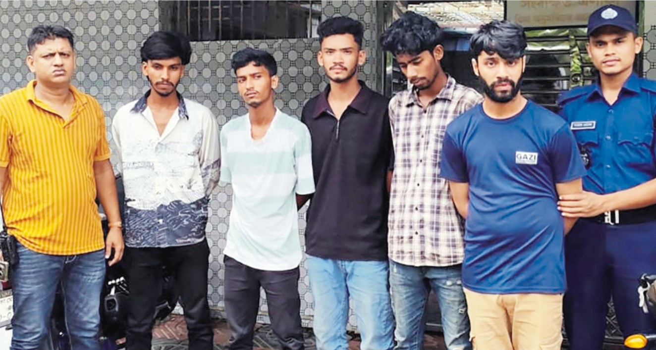  কুমিল্লায় গোয়েন্দা পুলিশের অভিযানে পাঁচ ছিনতাইকারী গ্রেপ্তার