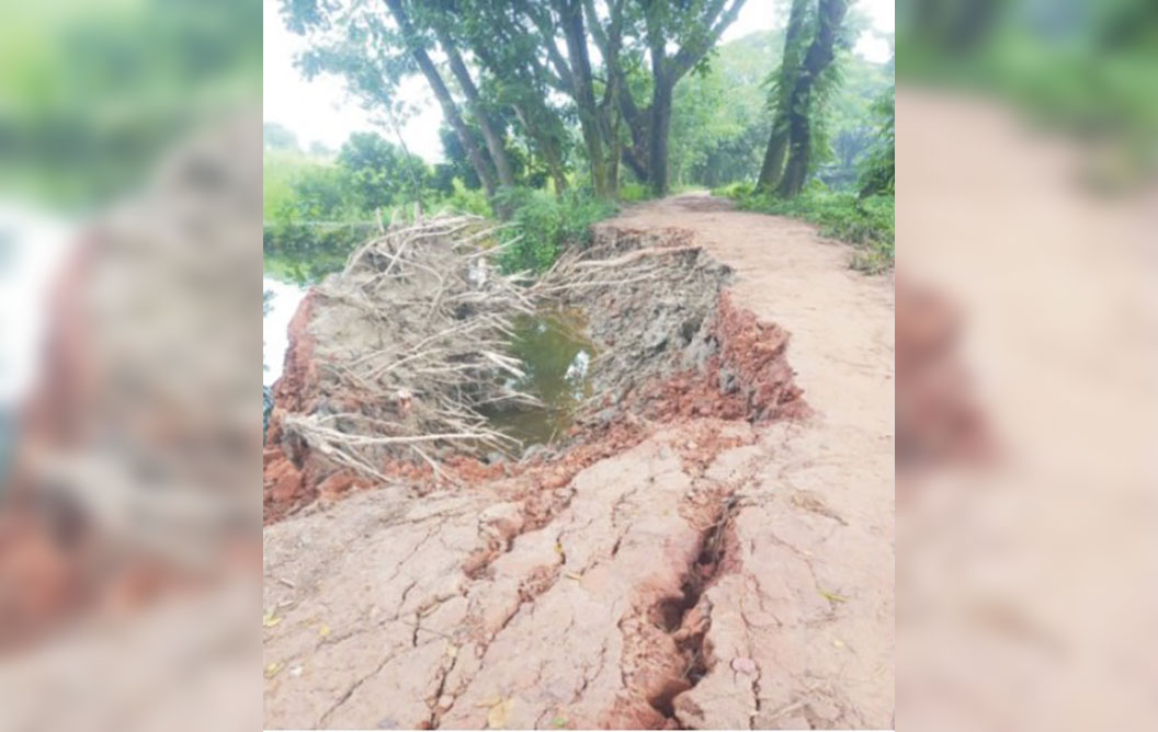  ব্রাহ্মণপাড়ায়  খালের পেটে  সড়ক,  ১০ গ্রামের মানুষের চরম দুর্ভোগ 