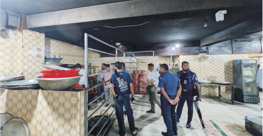   অস্বাস্থ্যকর পরিবেশে খাবার তৈরি,  মিয়ামি থ্রি ও জাইতুন রেস্তোরাঁকে ৭০ হাজার টাকা জরিমানা 
