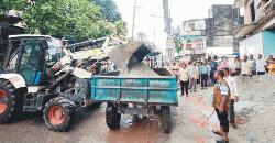  কুসিকের অভিযান:  ফুটপাতে রাখা  বালু জব্দ,  দুই হোটেলকে জরিমানা