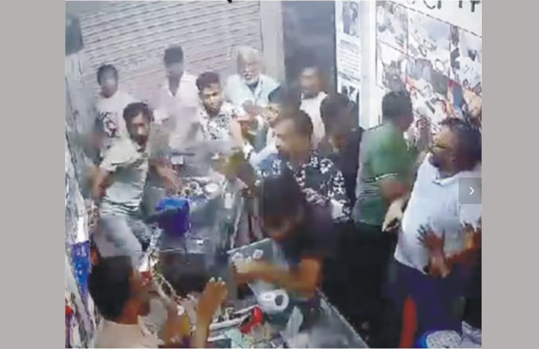মোবাইল দোকানে প্রকাশ্য হামলার ঘটনায় মামলা