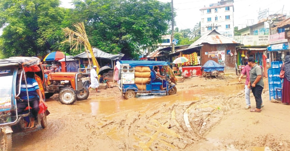 জলাবদ্ধতা, দখল আর যানজটে চরম দুর্ভোগ 