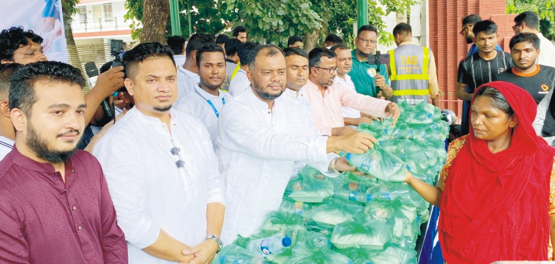  এক হাজার সুবিধাবঞ্চিতদের মুখে একবেলার খাবার  তুলে দিল ‘সিগনেচার বাংলা’