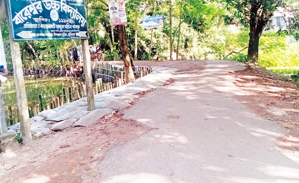  বুড়িচংয়ে রাস্তা সংস্কারে অনিয়মের অভিযোগ বাঁশের খুঁটি ও নিম্নমানের জিও ব্যাগ ব্যবহার
