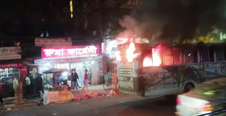   রাজধানীতে  তিন বাসে আগুন