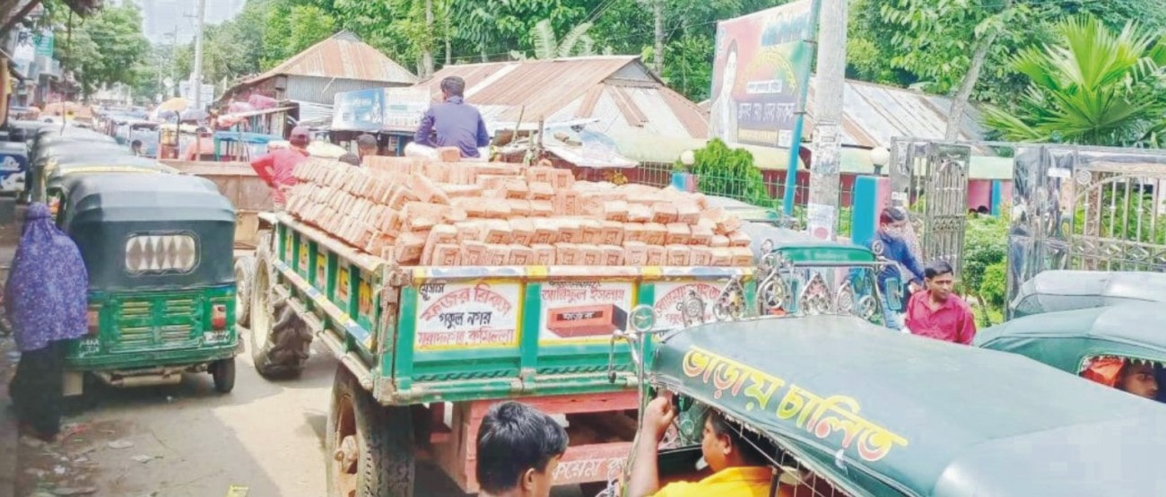 কুমিল্লা-মিরপুর সড়কে অবাধে চলছে অতিরিক্ত মালবোঝাই অবৈধ ট্রাক্টর