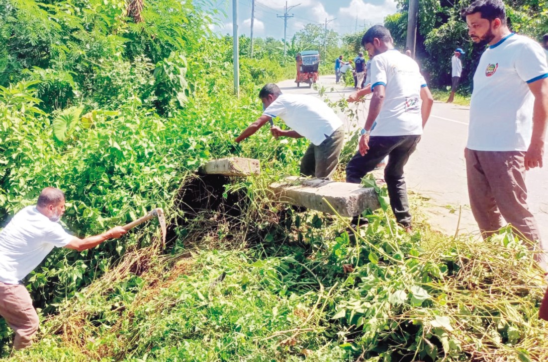 গোমতীর বেড়িবাঁধ এলাকা পরিচ্ছন্নতায় সাবেক কাউন্সিলর কিবরিয়া
