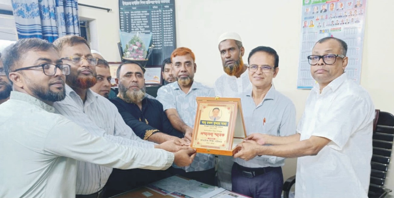   বরুড়া উপজেলা মাধ্যমিক শিক্ষা অফিসারকে বিদায়ী সংবর্ধনা