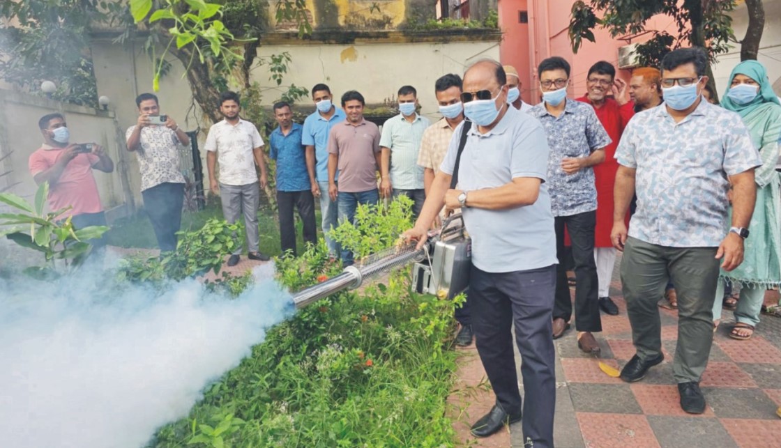  ডেঙ্গু প্রতিরোধে কুমিল্লা  নগরীর বিভিন্ন এলাকায়  মশক নিধন অভিযান