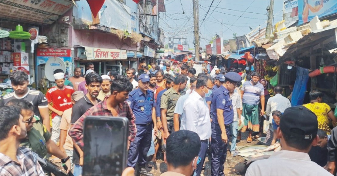  চান্দিনা বাজারে  ফুটপাত দলখমুক্ত  করতেঅভিযান 