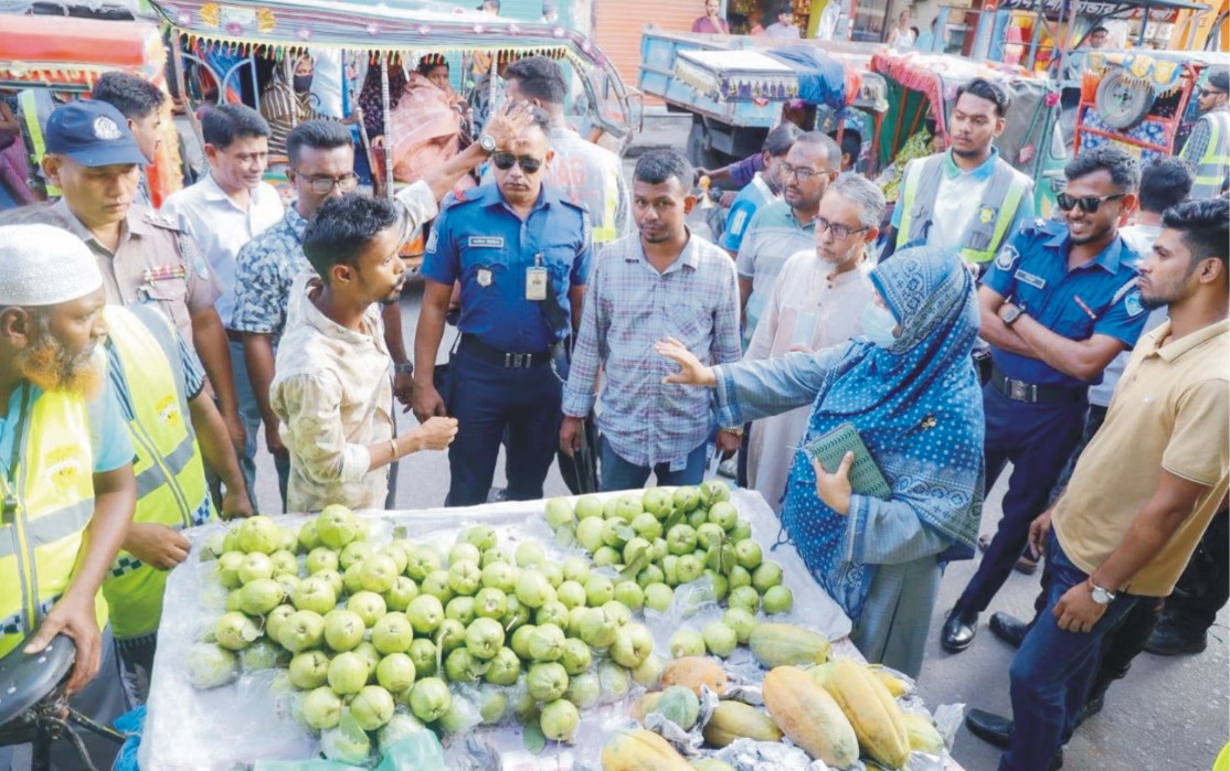  কুমিল্লায় ফুটপাত  দখলের দায়ে চার জনকে জরিমানা
