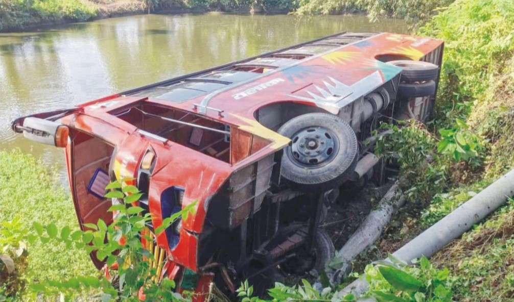   বরুড়ায় বাস খাদে পড়ে  হেলপার নিহত, আহত ৫
