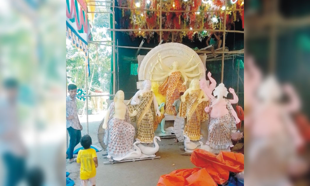 শেষ সময়ে রং-তুলির আঁচড়ে ফুটে উঠছে প্রতিমাগুলো