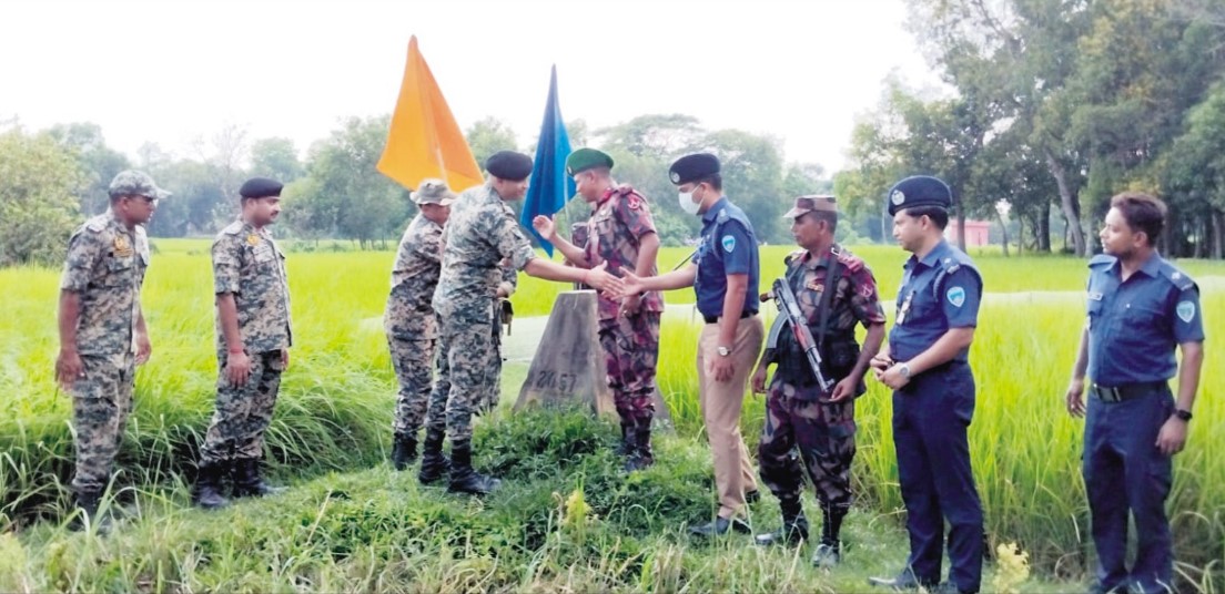পতাকা বৈঠক শেষে  কুমিল্লার দুই পুলিশ সদস্যকে হস্তান্তর 