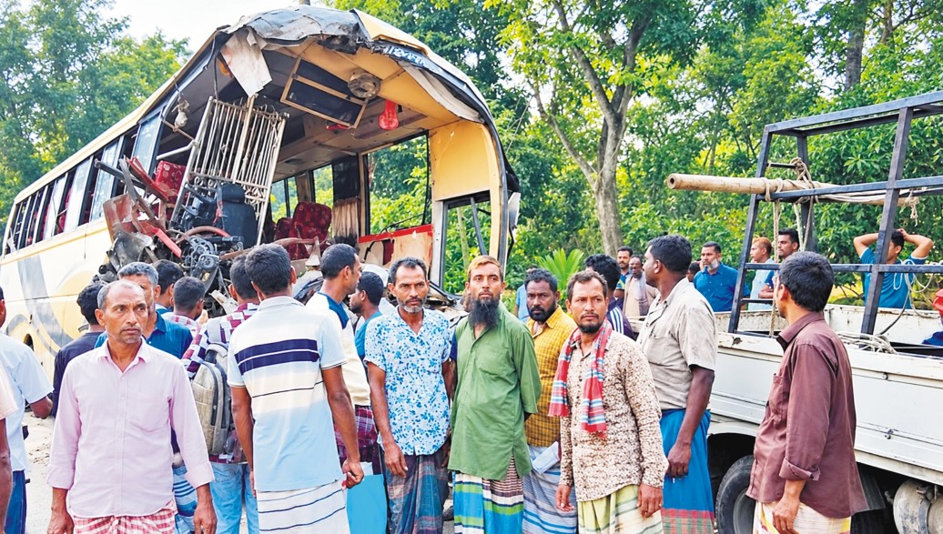 নাটোরে বাস ও ট্রাকের সংঘর্ষে ১২ জন নিহত