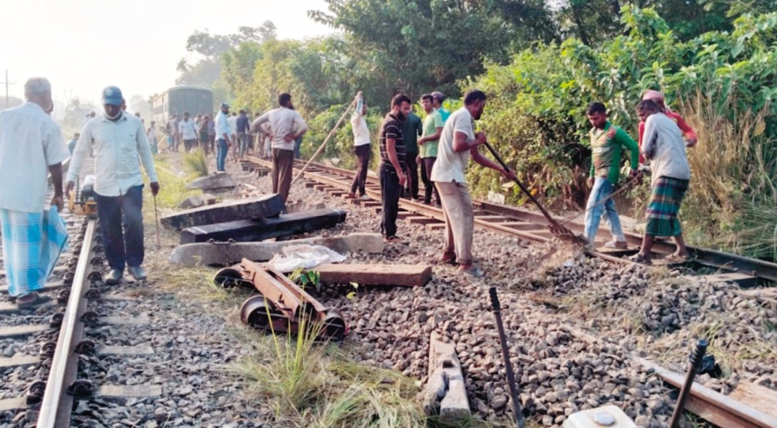 ২৪ ঘণ্টা পর ঢাকামুখী লাইনে চলাচল শুরু
