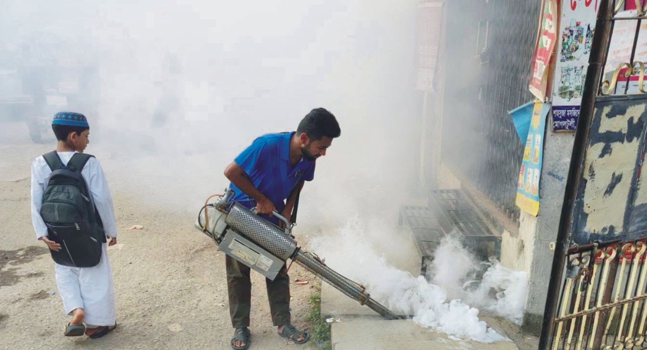 ডেঙ্গু প্রতিরোধে কুমিল্লা নগরীর বিভিন্ন এলাকায় কুসিকের মশক নিধন অভিযান