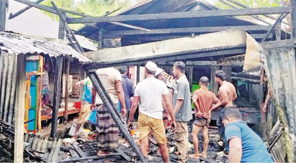 দেবিদ্বারে আগুনে পুড়ে নি:স্ব দুই পরিবার 