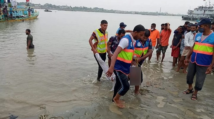 পদ্মায় বালুবাহী বাল্কহেড-স্পিডবোট সংঘর্ষ, ২৫ লাশ উদ্ধার