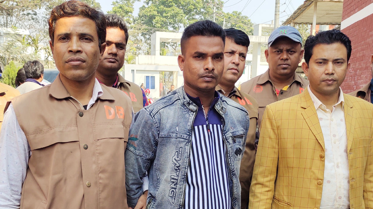 নৌবাহিনীর সদস্য পরিচয়ে ১৩ বিয়ে