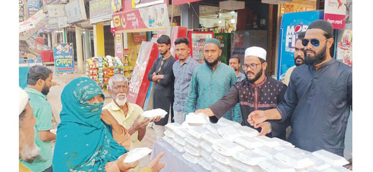  মাসব্যাপী ইফতার ও সাহরি বিতরণে শিল্পপতি আলী আকবরের সহযোগিতা 