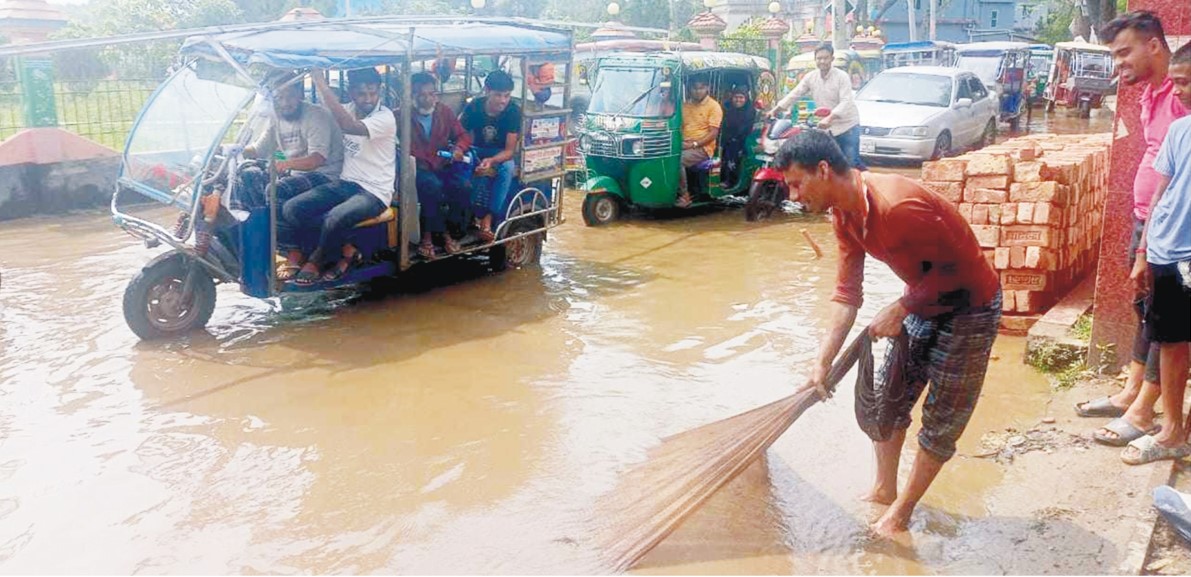   ব্রাহ্মণপাড়ায় সামান্য বৃষ্টিতে জলাবদ্ধতা, জনজীবনে দুর্ভোগ 