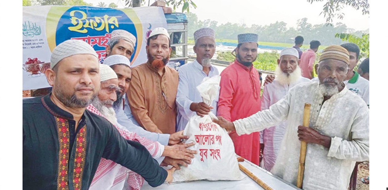   ব্রাহ্মণপাড়ায় আলোর পথ যুব সংঘের উদ্যোগে ইফতার সামগ্রী বিতরণ