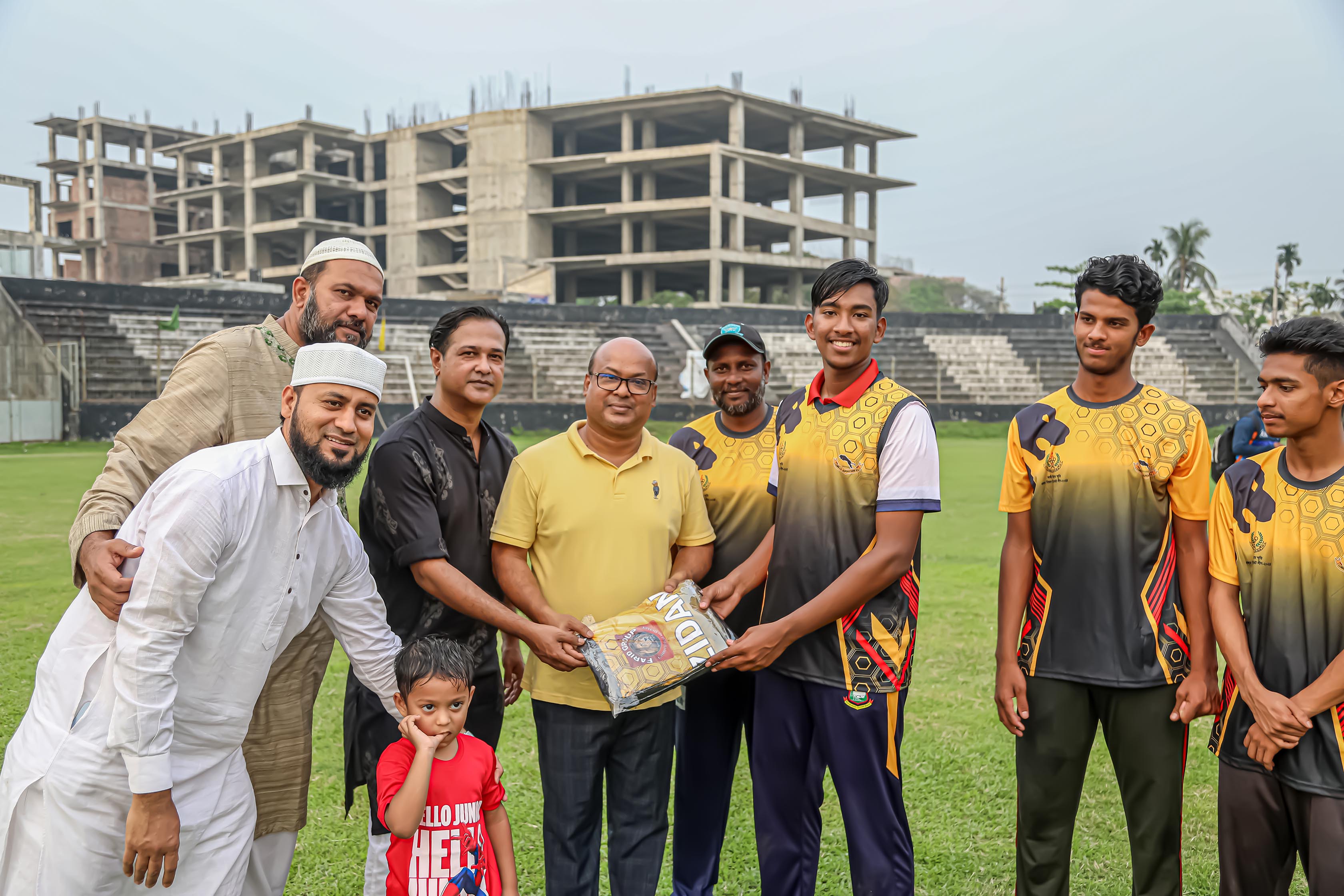  খেলোয়াড়দের উৎসাহি দিতে মাঠে আসিফ