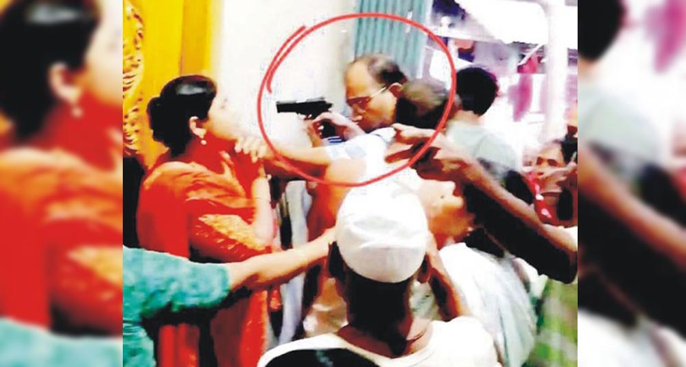  আসামি ধরতে গিয়ে নারীর দিকে পিস্তল, ফাঁকা গুলি