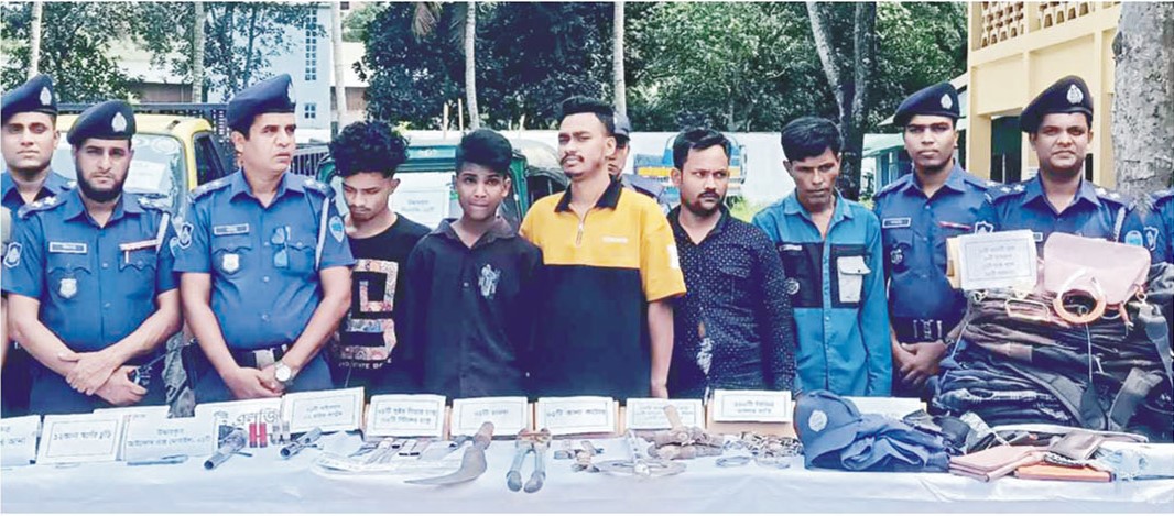 পুলিশ পরিচয়ে অস্ত্র ও হ্যান্ডকাপ দেখিয়ে ছিনতাই করতো তারা! 