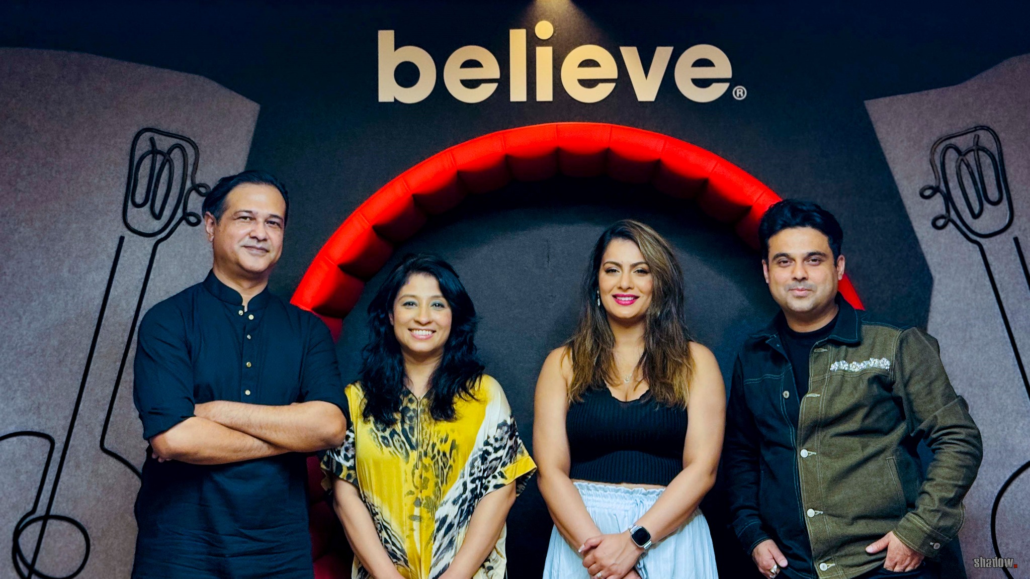 আলোচনায় আসিফ, লন্ডনে উড়াল