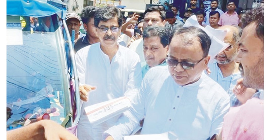  ভোট বর্জনের আহবান জানিয়ে বিএনপির লিফলেট বিতরণ 