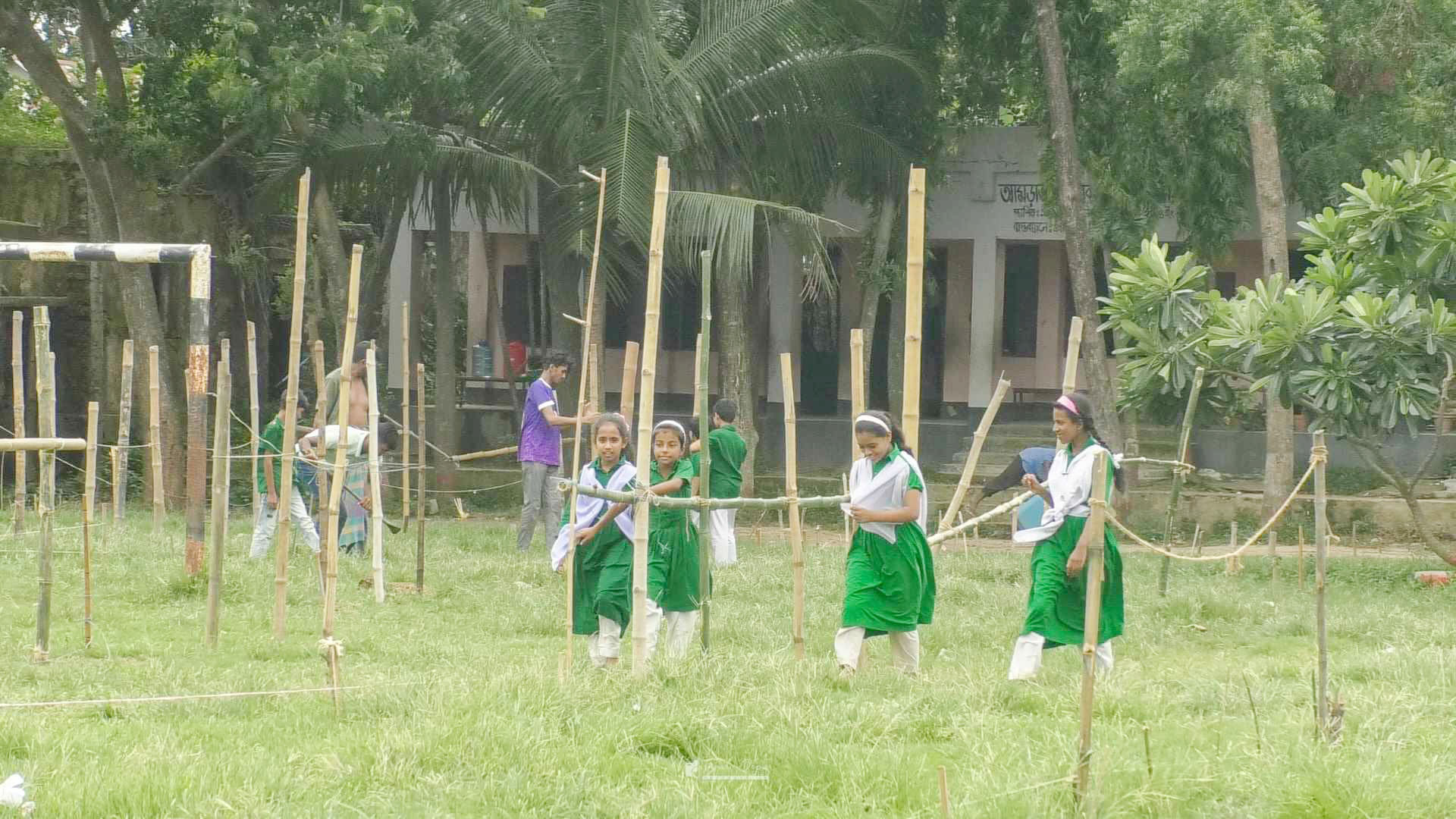 নির্দেশনা অমান্য করে কুমিল্লায় স্কুল মাঠে কোরবানির পশুর হাট