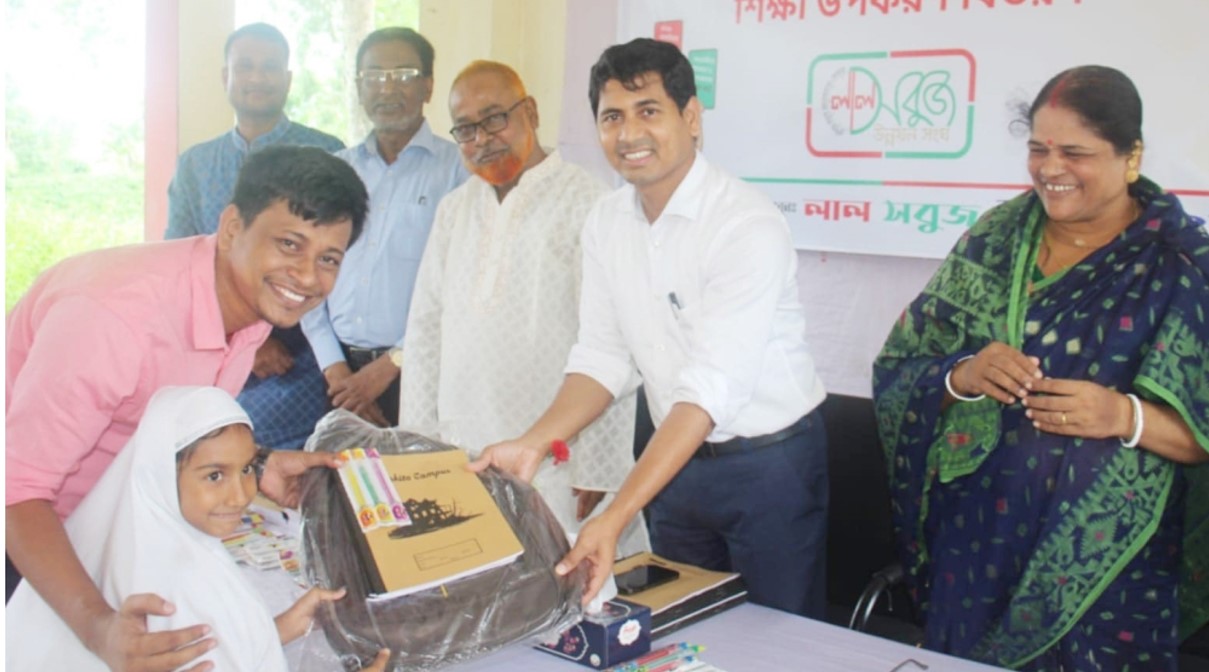  দাউদকান্দিতে শিক্ষার্থীদের মাঝে শিক্ষা উপকরণ বিতরণ 