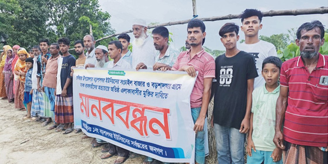   দেবিদ্বারে মাদক ব্যবসায়ীদের বিরুদ্ধে  ব্যবস্থা নিতে গ্রামবাসীর মানববন্ধন